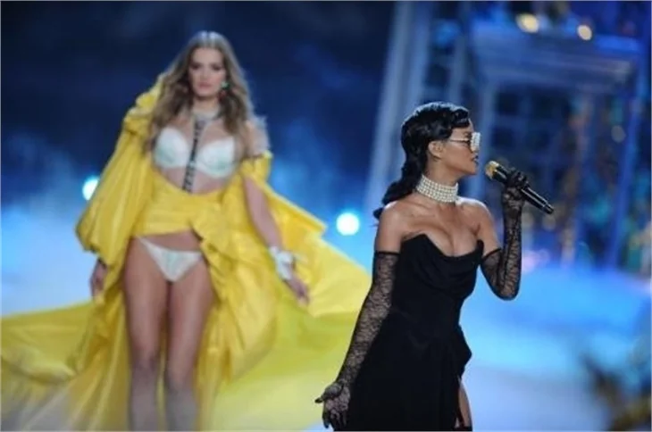 Victoria's Secret 2012 defilesi nefesleri kesti..