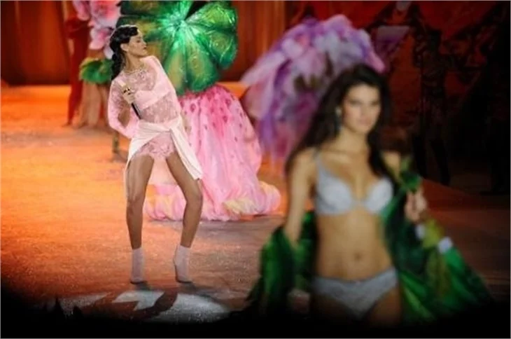Victoria's Secret 2012 defilesi nefesleri kesti..