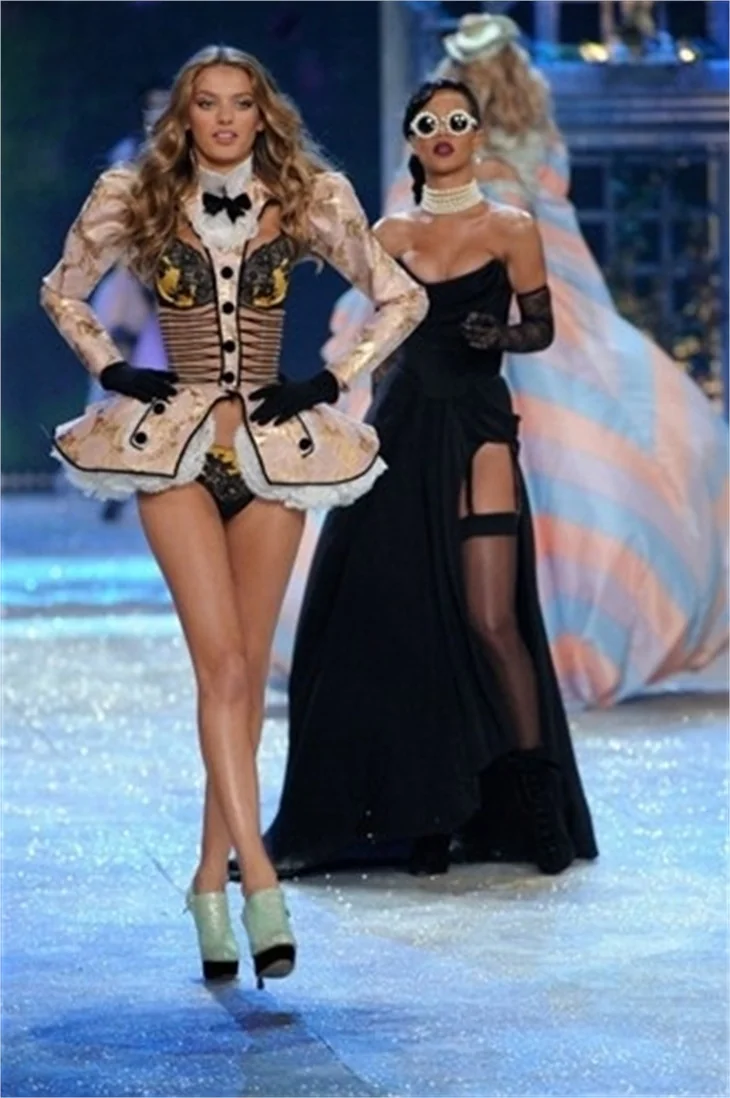 Victoria's Secret 2012 defilesi nefesleri kesti..