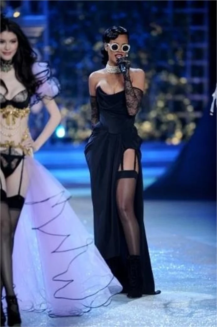 Victoria's Secret 2012 defilesi nefesleri kesti..