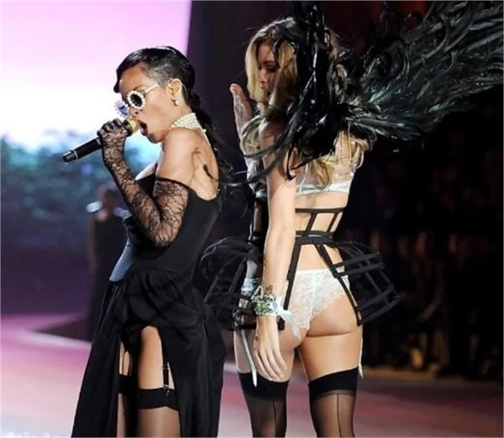 Victoria's Secret 2012 defilesi nefesleri kesti..