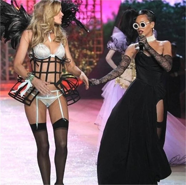 Victoria's Secret 2012 defilesi nefesleri kesti..