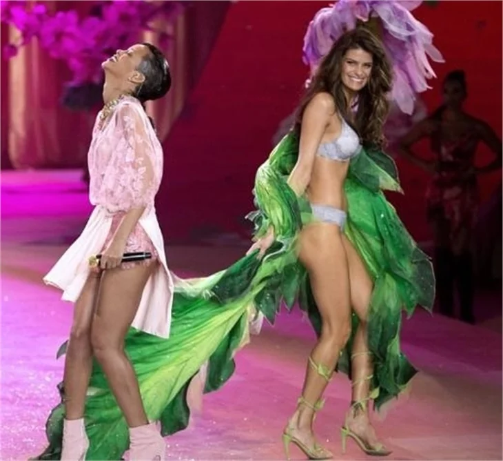 Victoria's Secret 2012 defilesi nefesleri kesti..