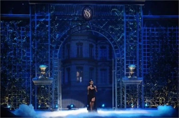 Victoria's Secret 2012 defilesi nefesleri kesti..
