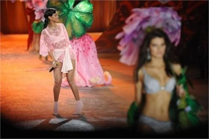 Victoria's Secret 2012 defilesi nefesleri kesti..