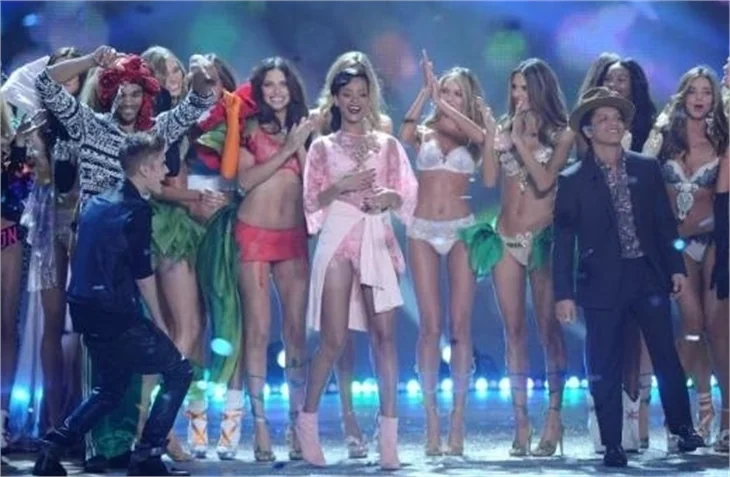 Victoria's Secret 2012 defilesi nefesleri kesti..