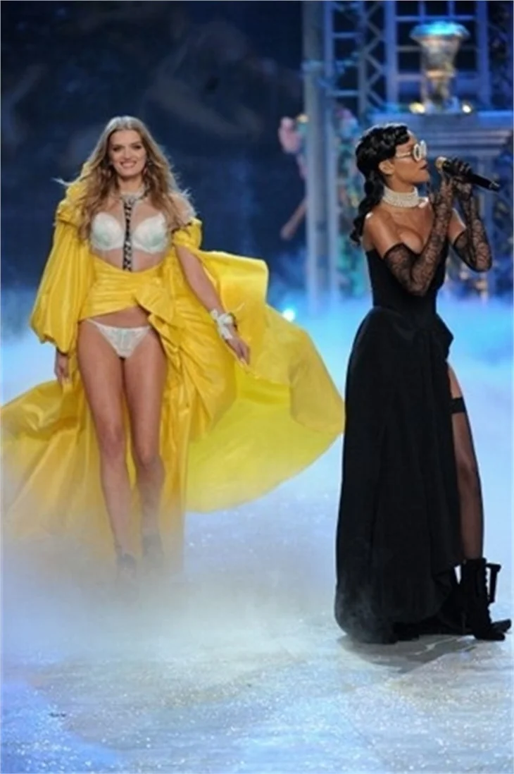 Victoria's Secret 2012 defilesi nefesleri kesti..