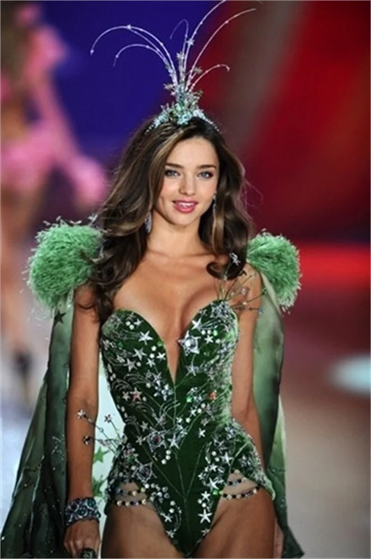Victoria's Secret 2012 defilesi nefesleri kesti..