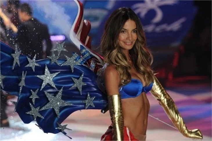 Victoria's Secret 2012 defilesi nefesleri kesti..