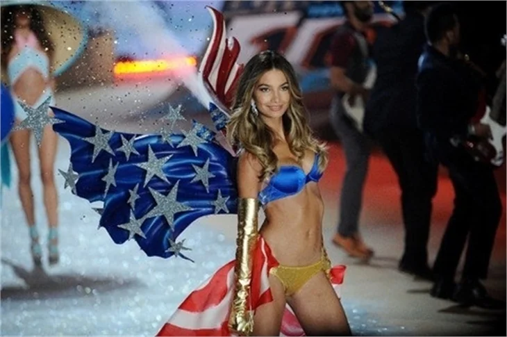Victoria's Secret 2012 defilesi nefesleri kesti..