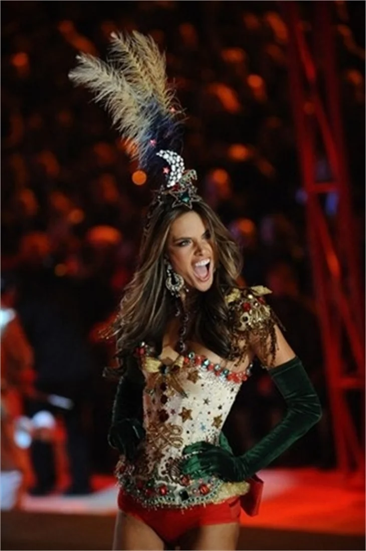 Victoria's Secret 2012 defilesi nefesleri kesti..