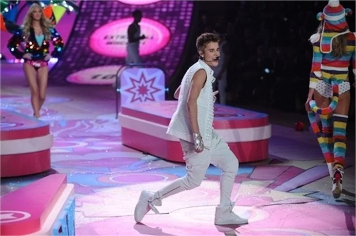 Victoria's Secret 2012 defilesi nefesleri kesti..
