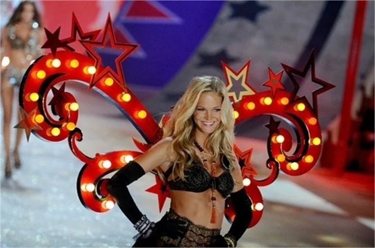 Victoria's Secret 2012 defilesi nefesleri kesti..