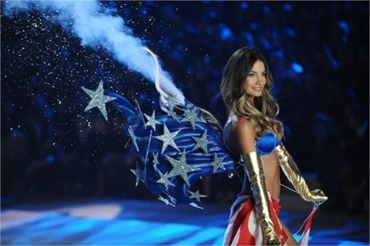 Victoria's Secret 2012 defilesi nefesleri kesti..