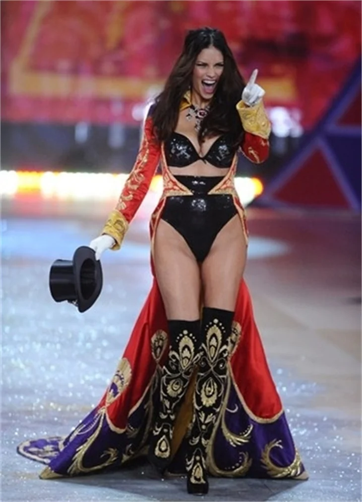 Victoria's Secret 2012 defilesi nefesleri kesti..