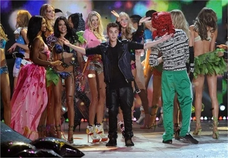 Victoria's Secret 2012 defilesi nefesleri kesti..