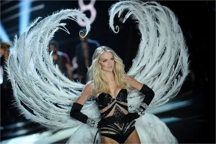 Victoria's Secret 2012 defilesi nefesleri kesti..
