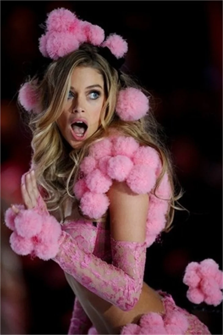 Victoria's Secret 2012 defilesi nefesleri kesti..