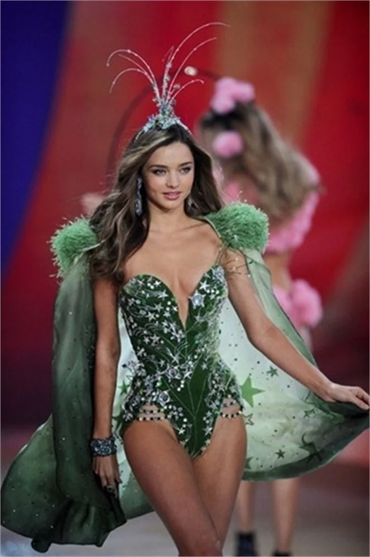 Victoria's Secret 2012 defilesi nefesleri kesti..