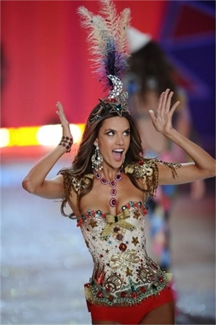Victoria's Secret 2012 defilesi nefesleri kesti..