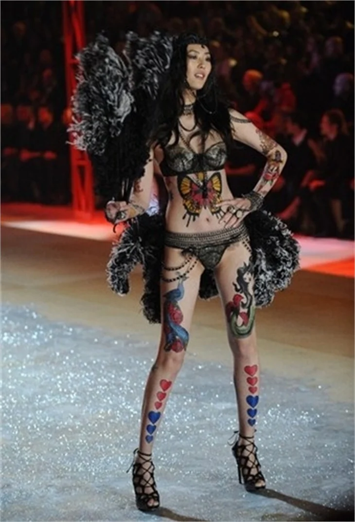 Victoria's Secret 2012 defilesi nefesleri kesti..