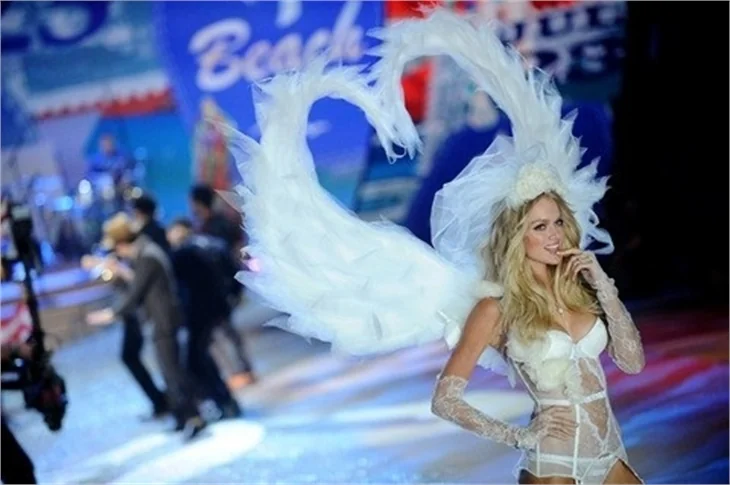 Victoria's Secret 2012 defilesi nefesleri kesti..
