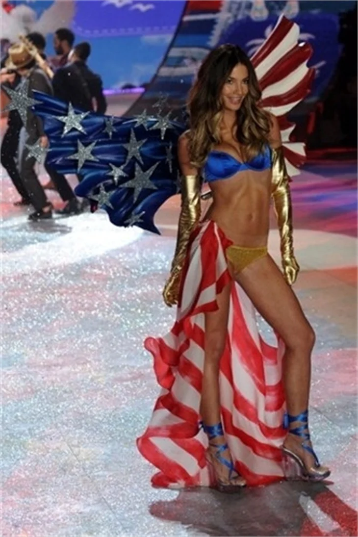 Victoria's Secret 2012 defilesi nefesleri kesti..