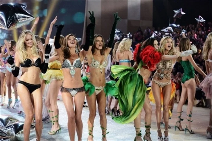 Victoria's Secret 2012 defilesi nefesleri kesti..