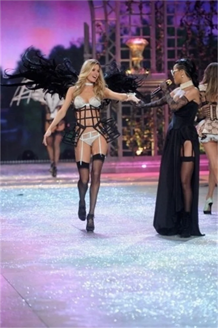 Victoria's Secret 2012 defilesi nefesleri kesti..