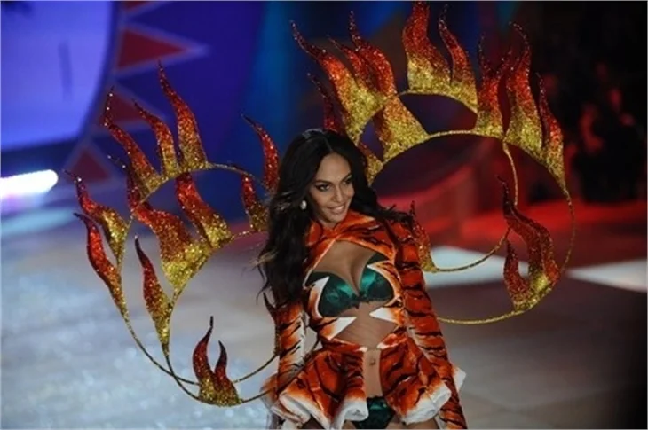 Victoria's Secret 2012 defilesi nefesleri kesti..