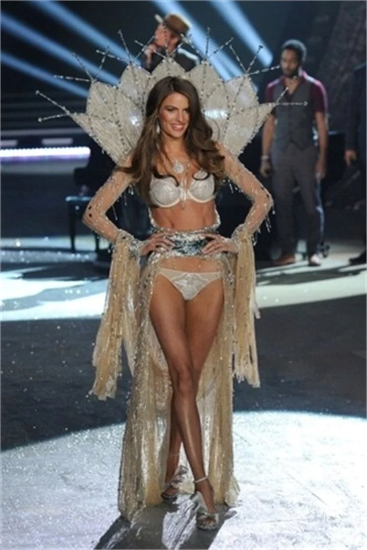 Victoria's Secret 2012 defilesi nefesleri kesti..