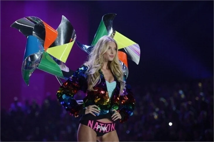 Victoria's Secret 2012 defilesi nefesleri kesti..