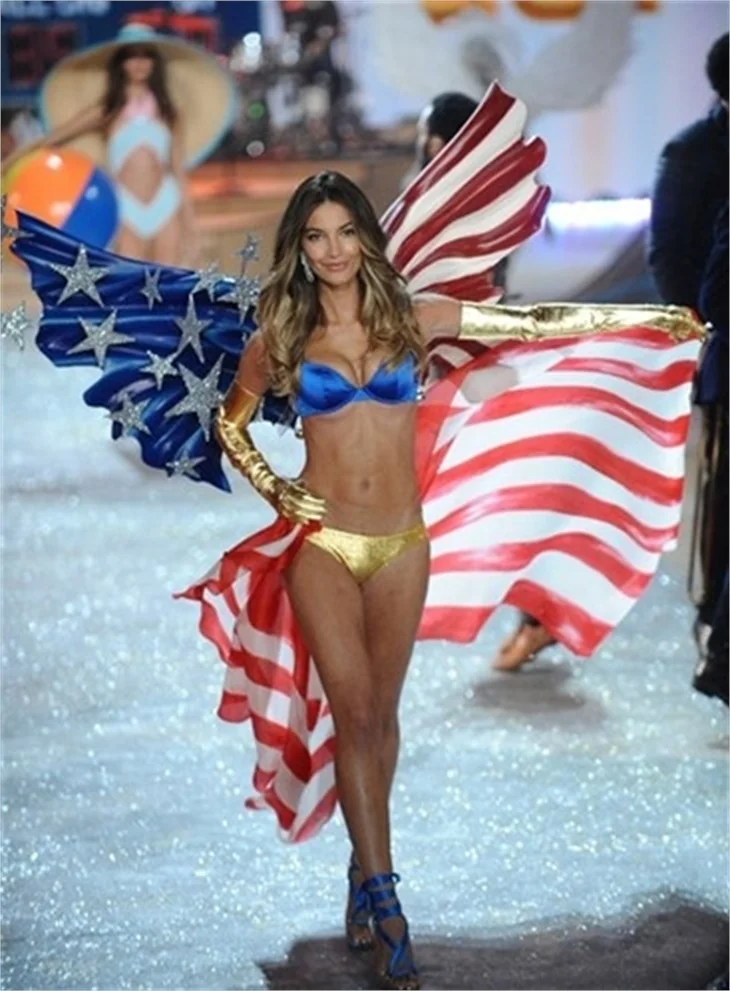 Victoria's Secret 2012 defilesi nefesleri kesti..
