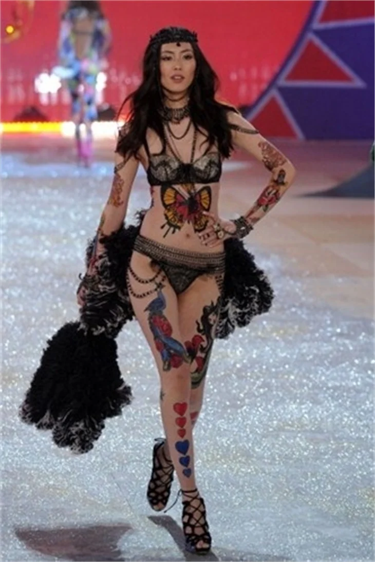 Victoria's Secret 2012 defilesi nefesleri kesti..