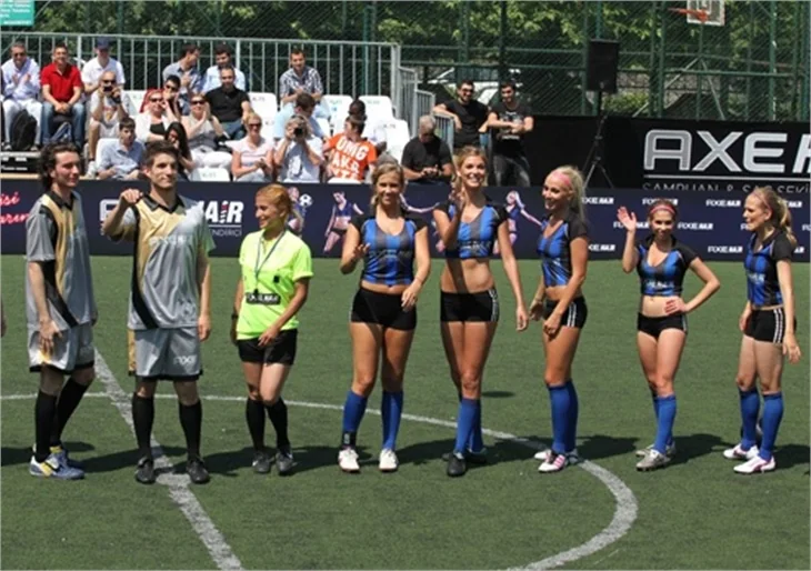Seksi güzellerden futbol maçı...