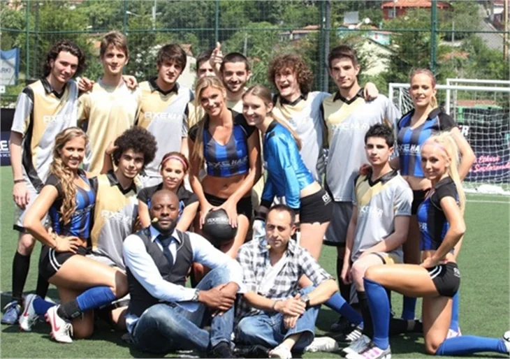 Seksi güzellerden futbol maçı...