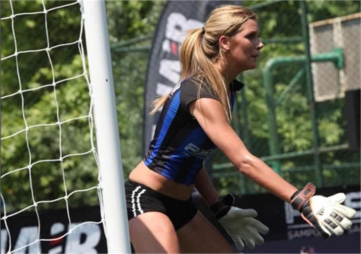 Seksi güzellerden futbol maçı...