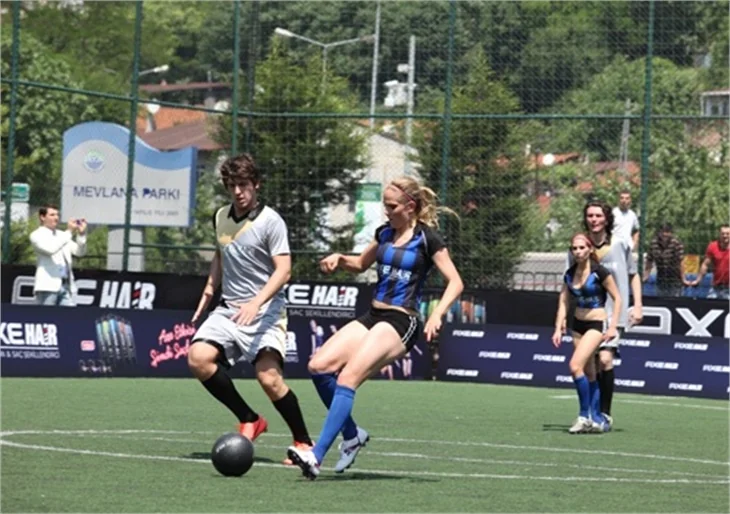 Seksi güzellerden futbol maçı...