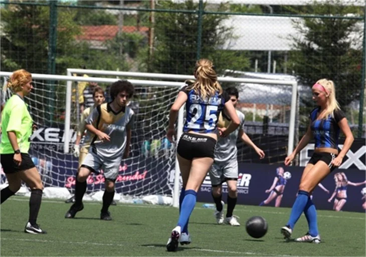 Seksi güzellerden futbol maçı...