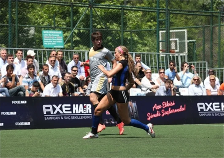 Seksi güzellerden futbol maçı...
