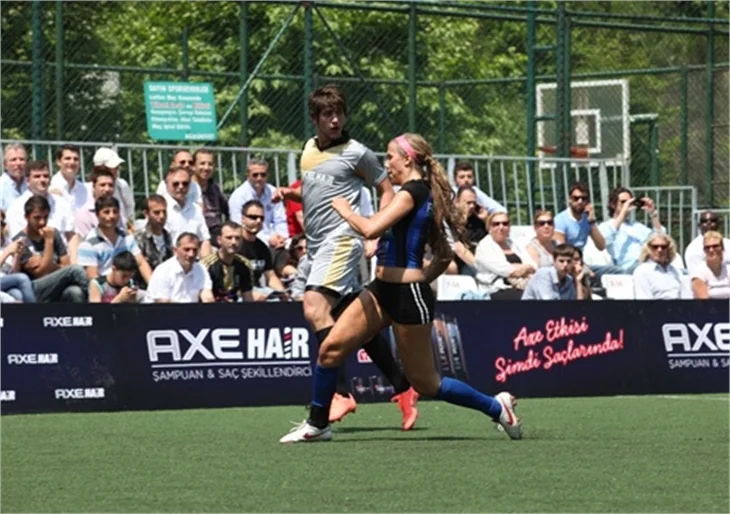 Seksi güzellerden futbol maçı...