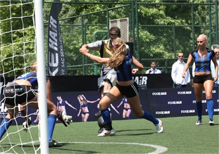 Seksi güzellerden futbol maçı...