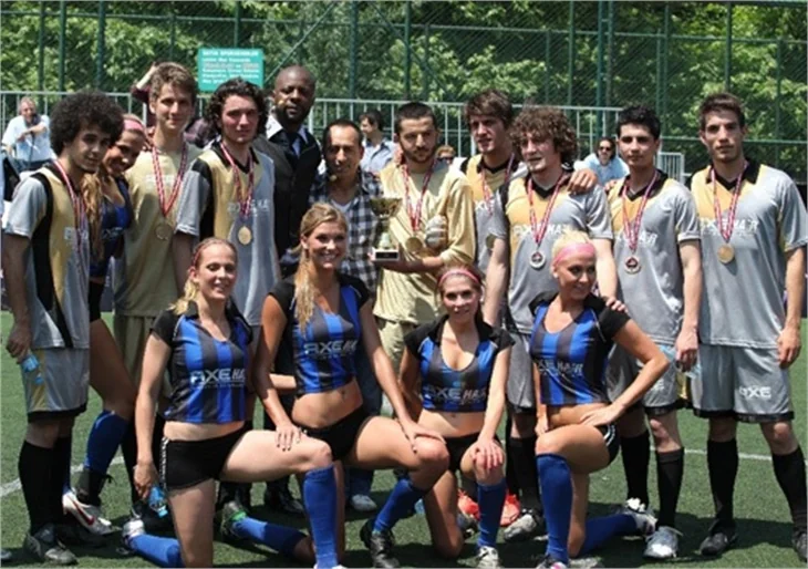 Seksi güzellerden futbol maçı...