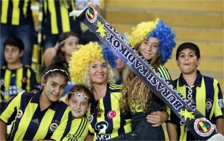Kadıköy'den "Sarı Lacivert" fotoğraflar...