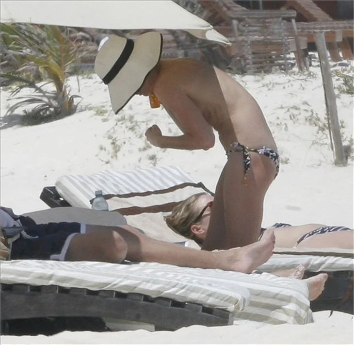 Kate Bosworth'un üstsüz tatili...