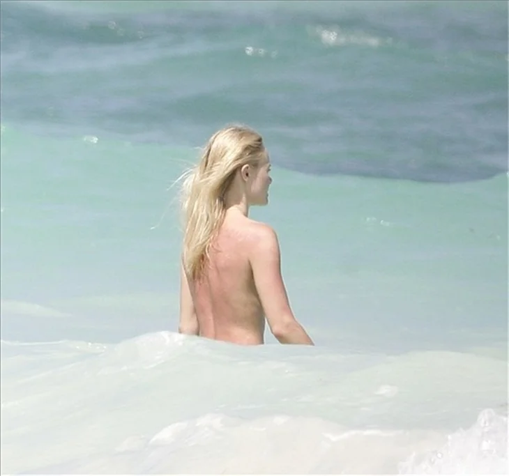 Kate Bosworth'un üstsüz tatili...