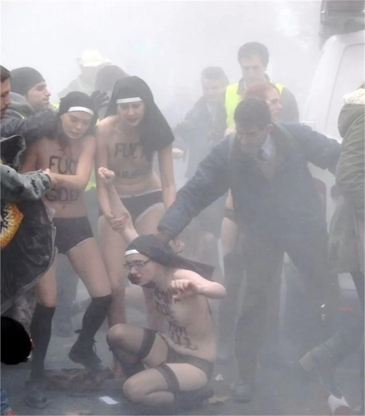 Femen kızlarına Paris'te saldırdılar...