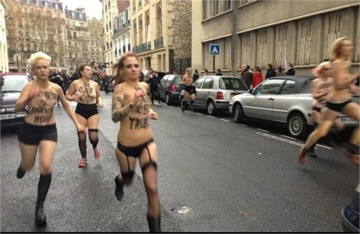 Femen kızlarına Paris'te saldırdılar...