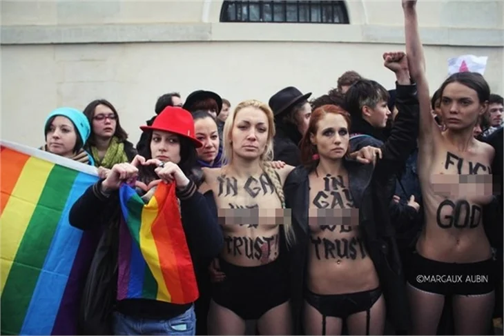 Femen kızlarına Paris'te saldırdılar...