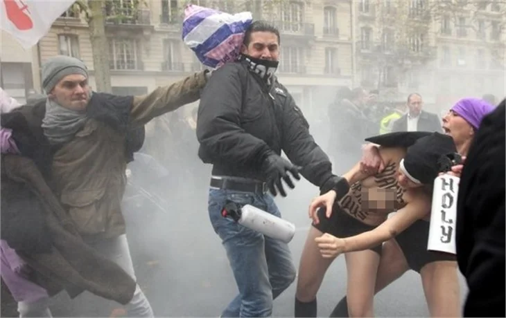 Femen kızlarına Paris'te saldırdılar...